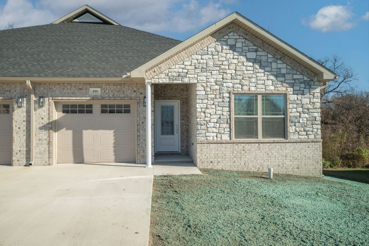 593 Pineview Ln - Photo 2 of 17