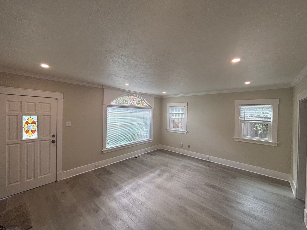 915 Howard St - Photo 3 of 17