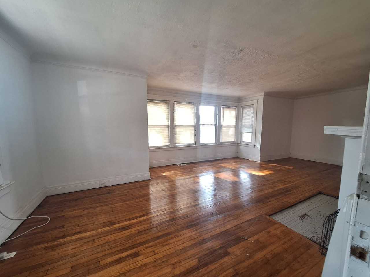 240 Tuxedo Street - Photo 3 of 24