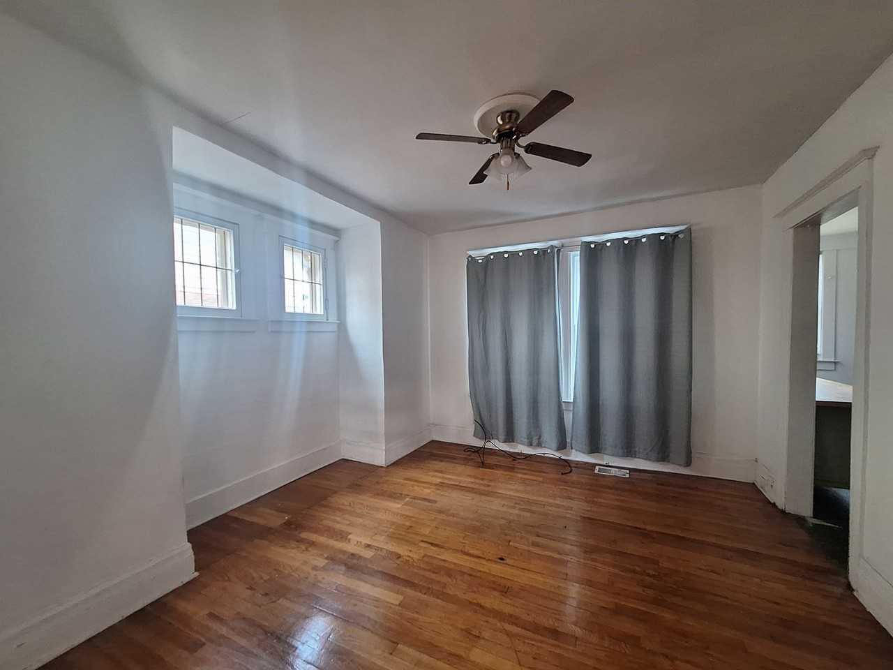 240 Tuxedo Street - Photo 4 of 24