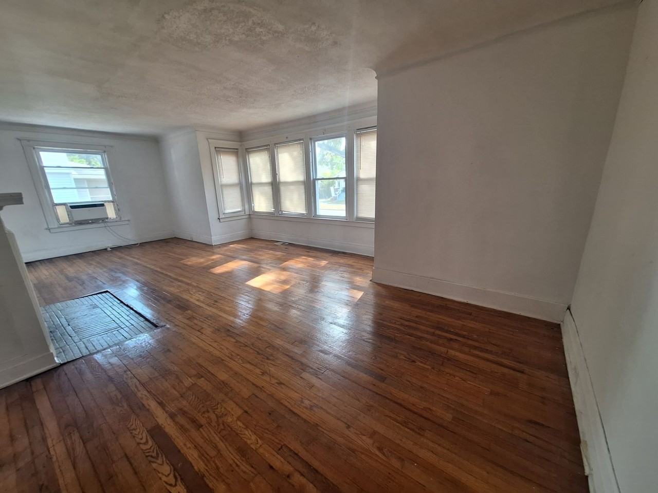 240 Tuxedo Street - Photo 5 of 24