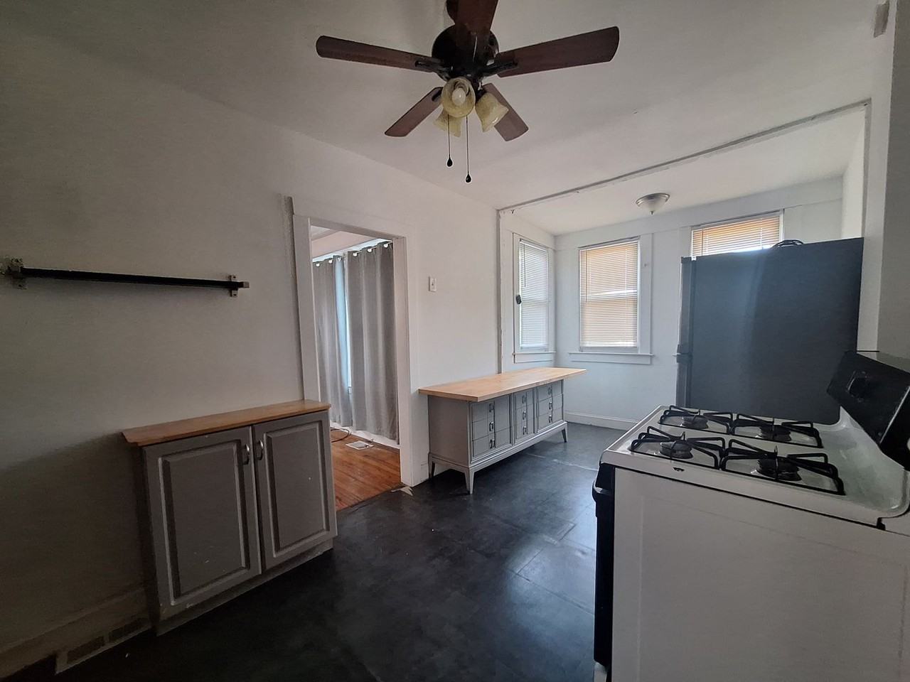 240 Tuxedo Street - Photo 7 of 24