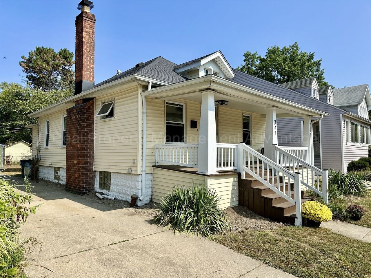 341 E Woodland St - Photo 2 of 26