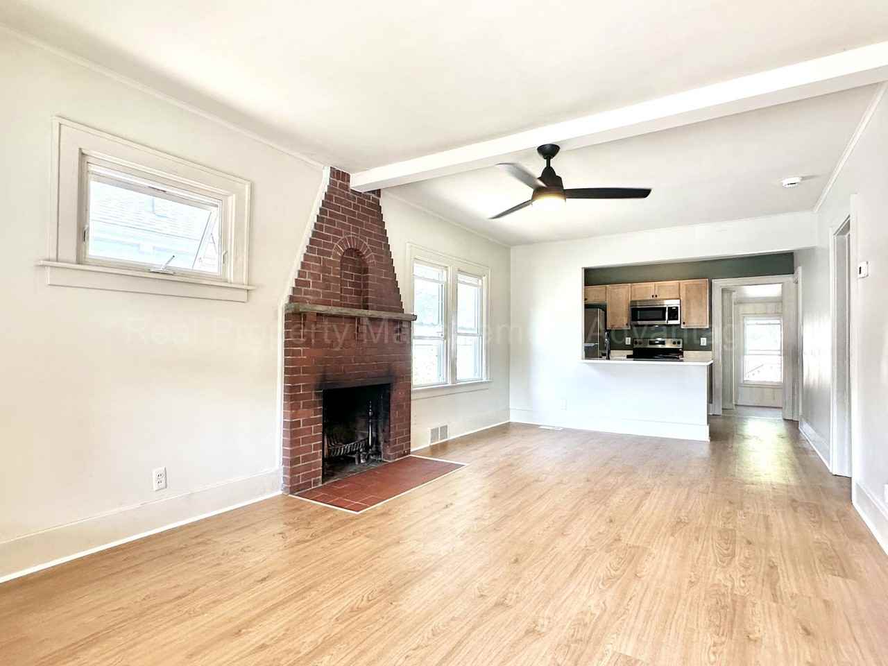 341 E Woodland St - Photo 4 of 26