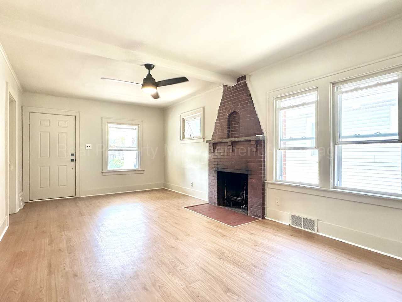 341 E Woodland St - Photo 5 of 26