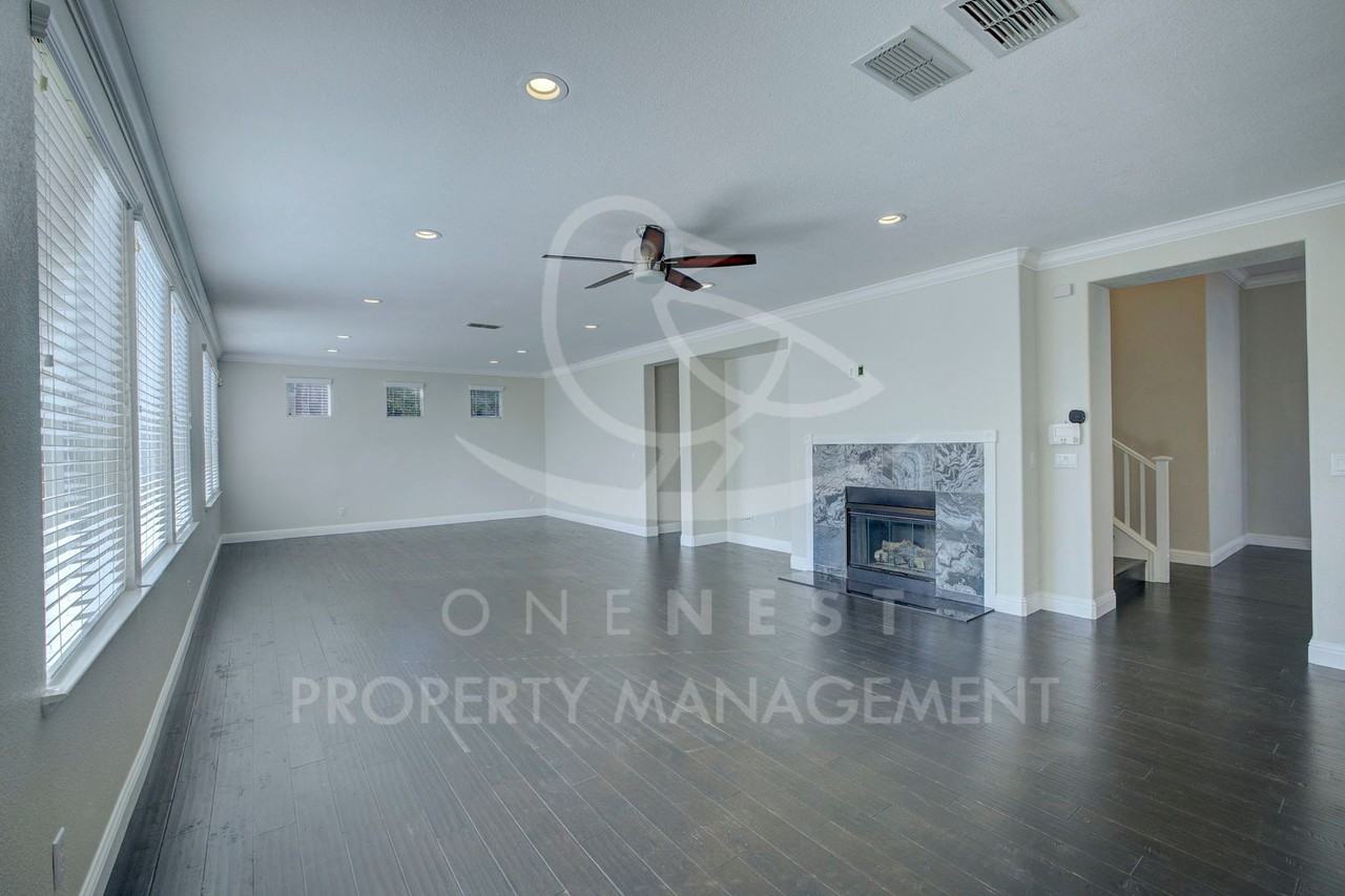 2874 Southcreek Dr - Photo 7 of 34