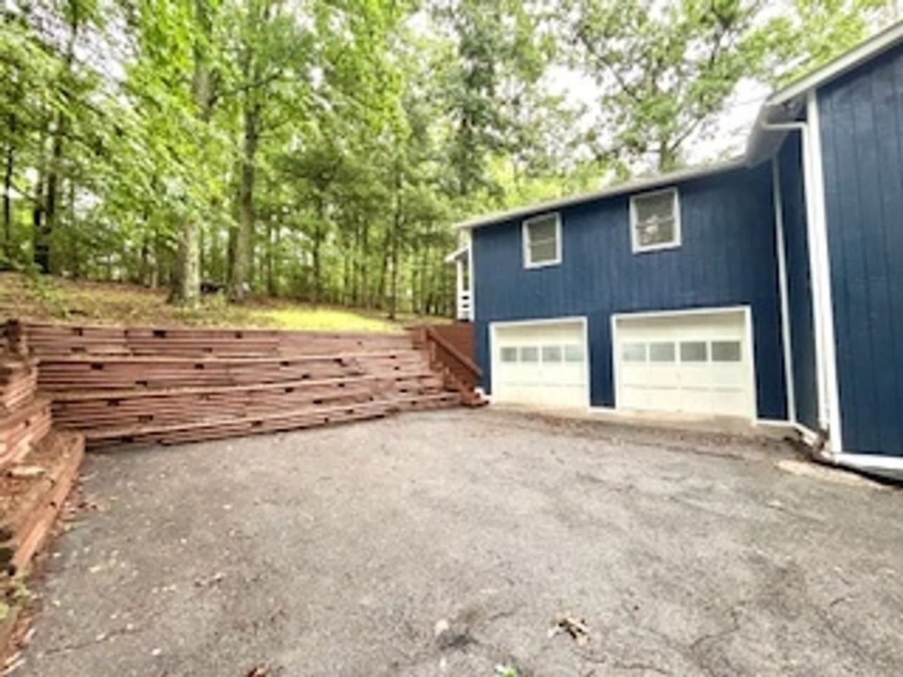 1078 Lakeview Dr - Photo 2 of 28