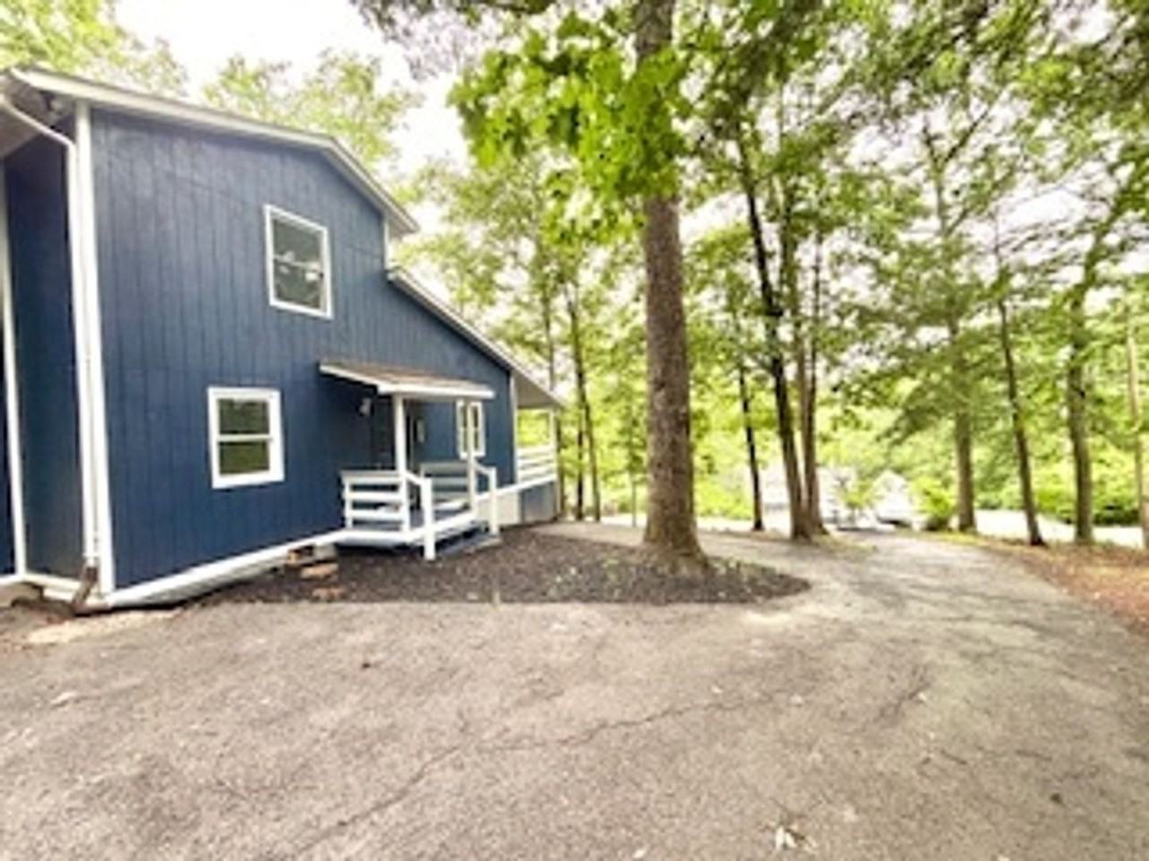 1078 Lakeview Dr - Photo 3 of 28