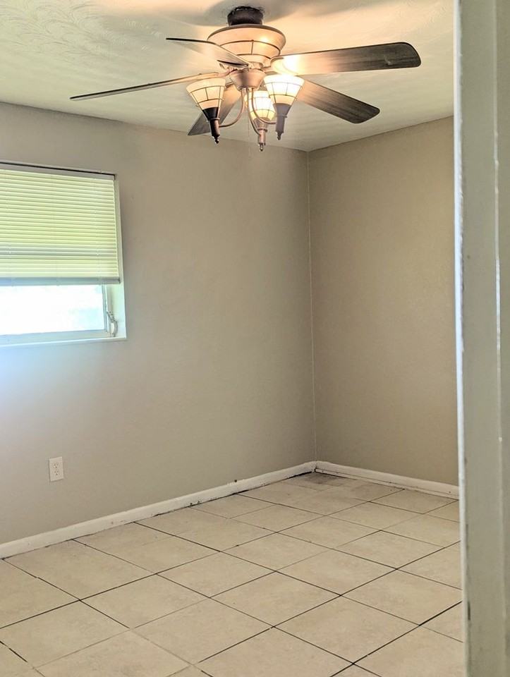 6100 Windmill Rd - Photo 4 of 10