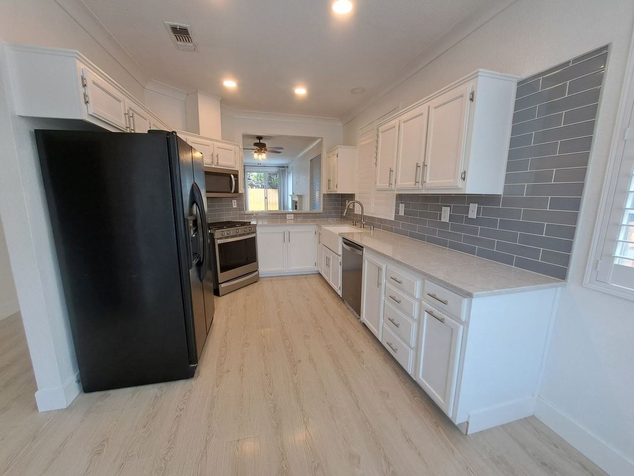 472 Somerville Cir - Photo 3 of 34