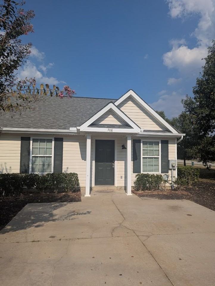 708 Creekside Drive - Photo 3 of 10