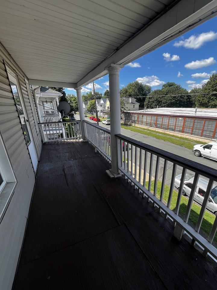 934 Sanderson Ave #E - Photo 2 of 11