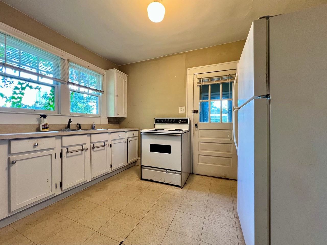 120 S Poplar St - Photo 3 of 24