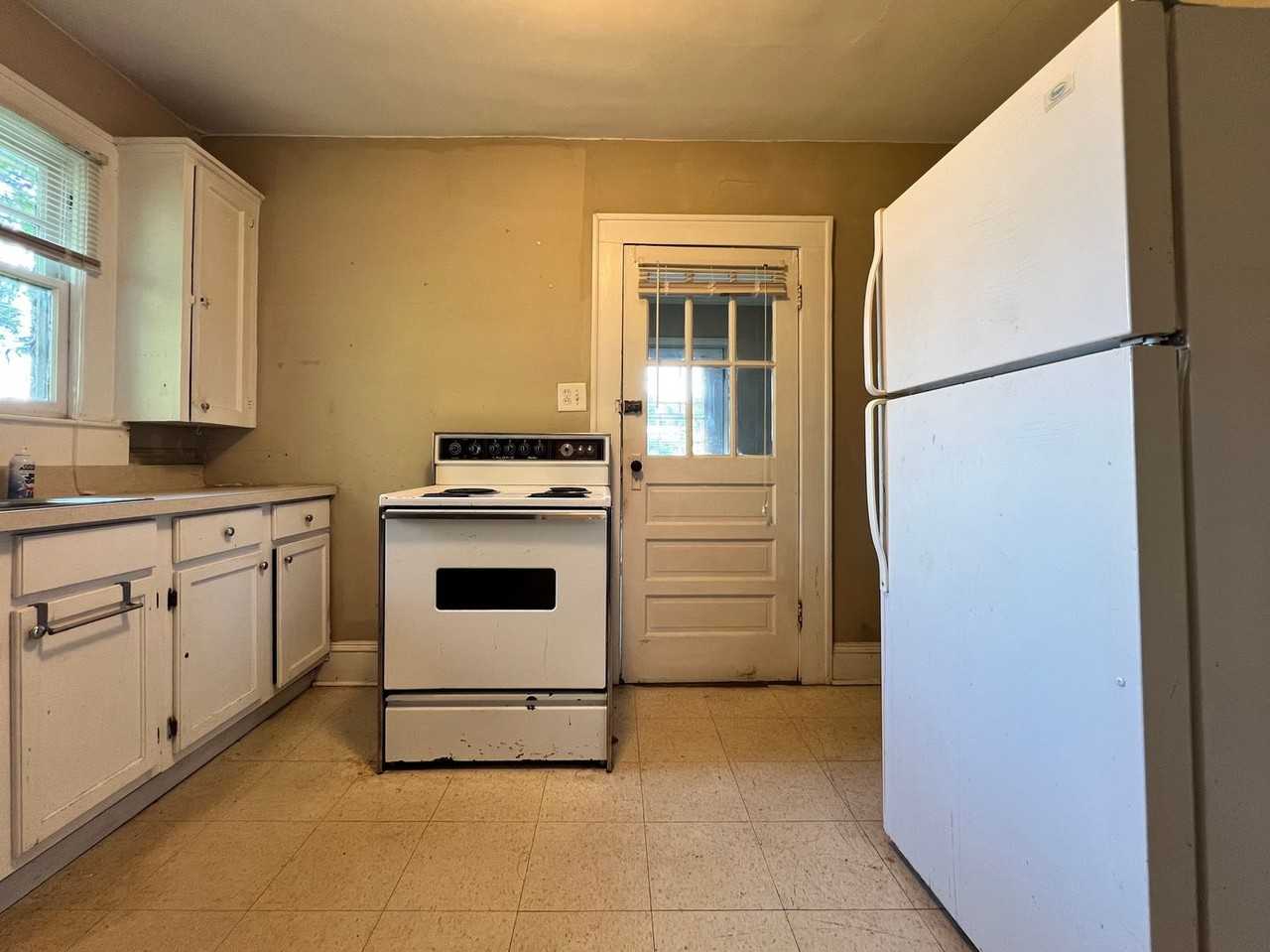 120 S Poplar St - Photo 4 of 24