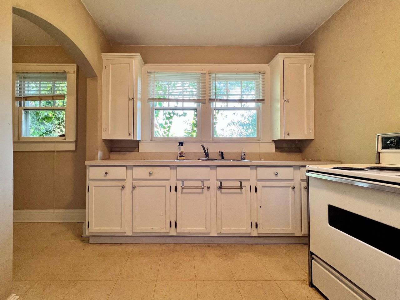 120 S Poplar St - Photo 5 of 24