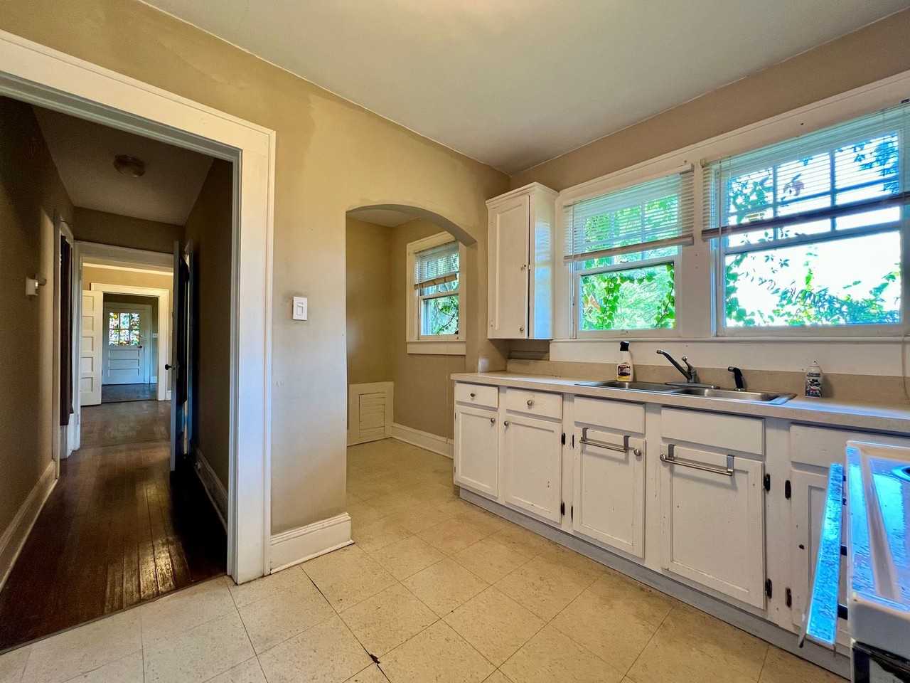 120 S Poplar St - Photo 7 of 24