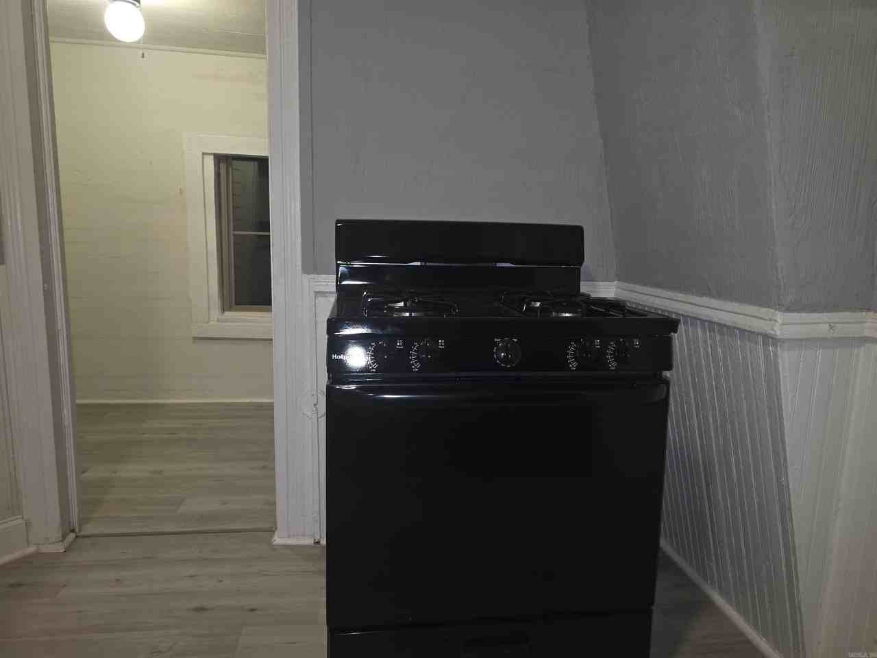 1300 W 10th St - Photo 6 of 15