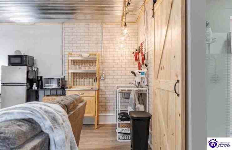 404 North Washington Street - Photo 6 of 11