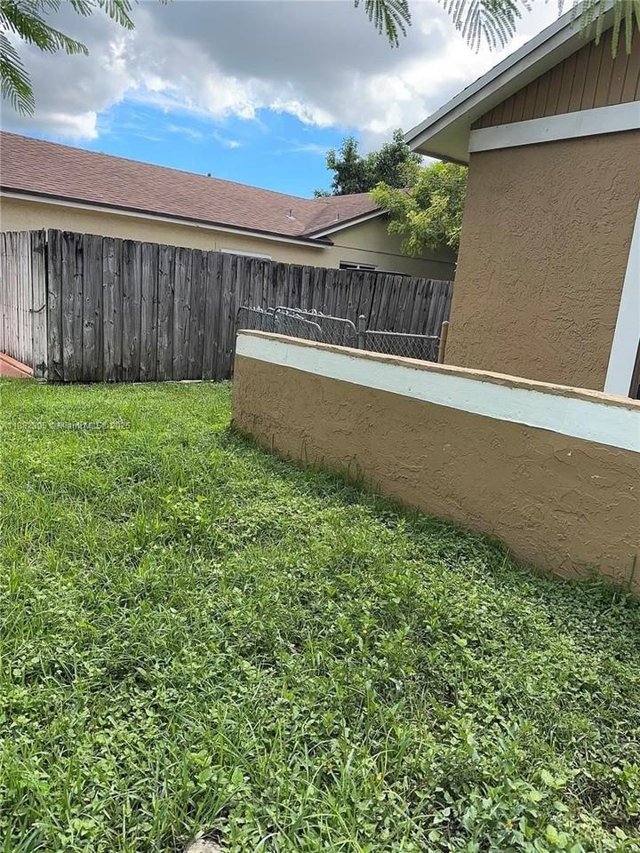 11318 Southwest 167th Street - Photo 6 of 36