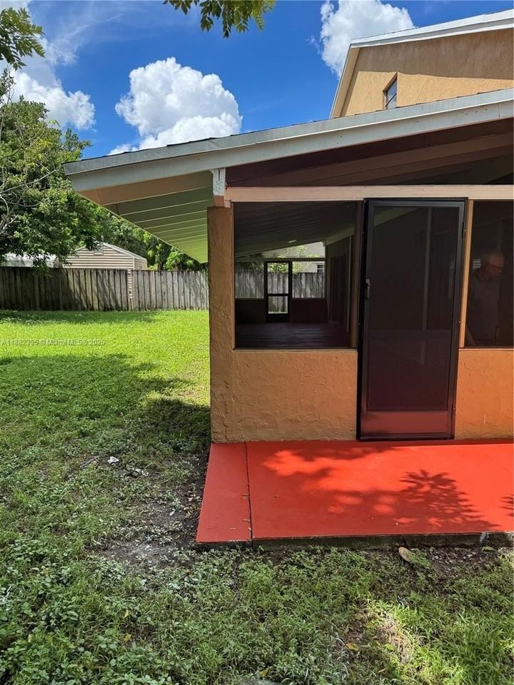 11318 Southwest 167th Street - Photo 7 of 36