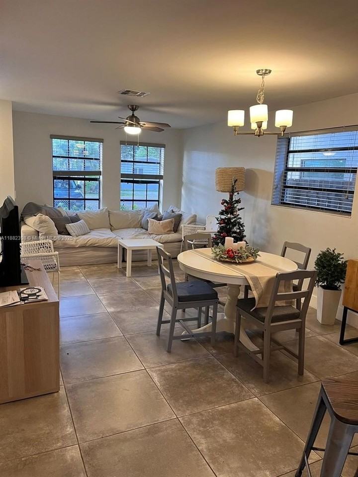 2565 Ne 182nd St #0 - Photo 4 of 20