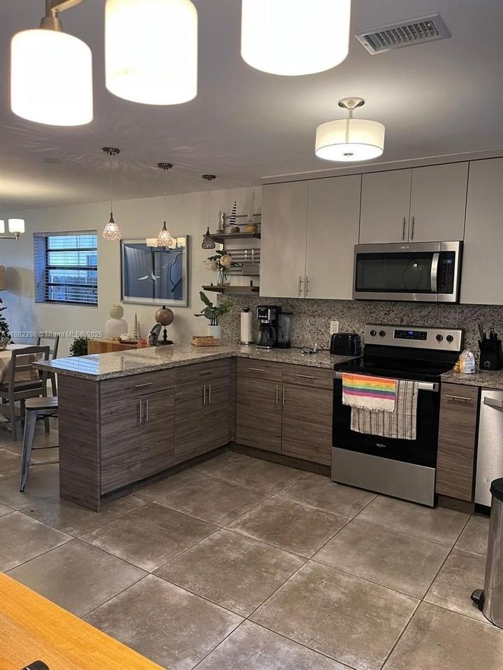 2565 Ne 182nd St #0 - Photo 7 of 20