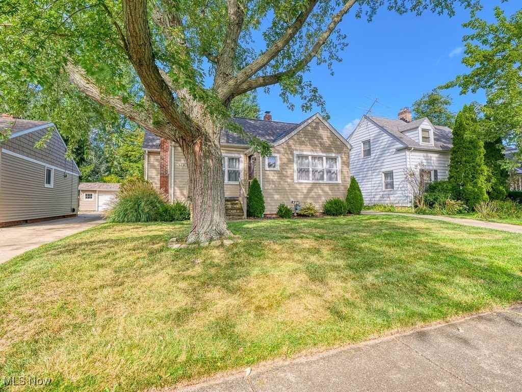 570 Juneway Drive - Photo 4 of 36