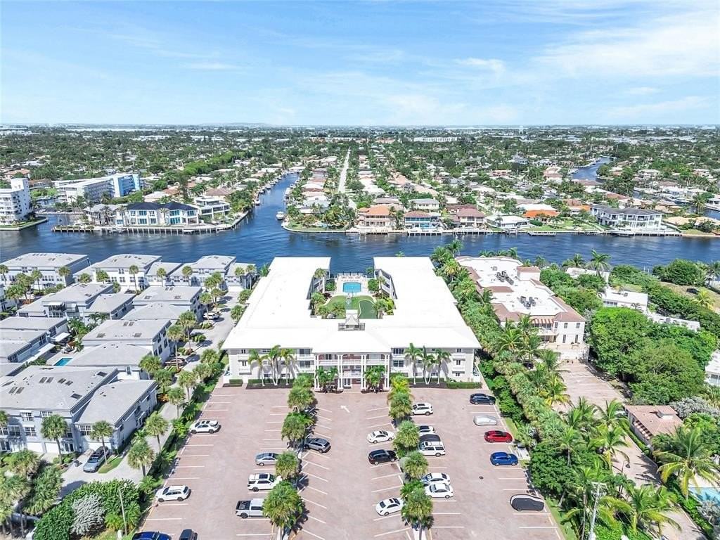 1198 Hillsboro Mile #212