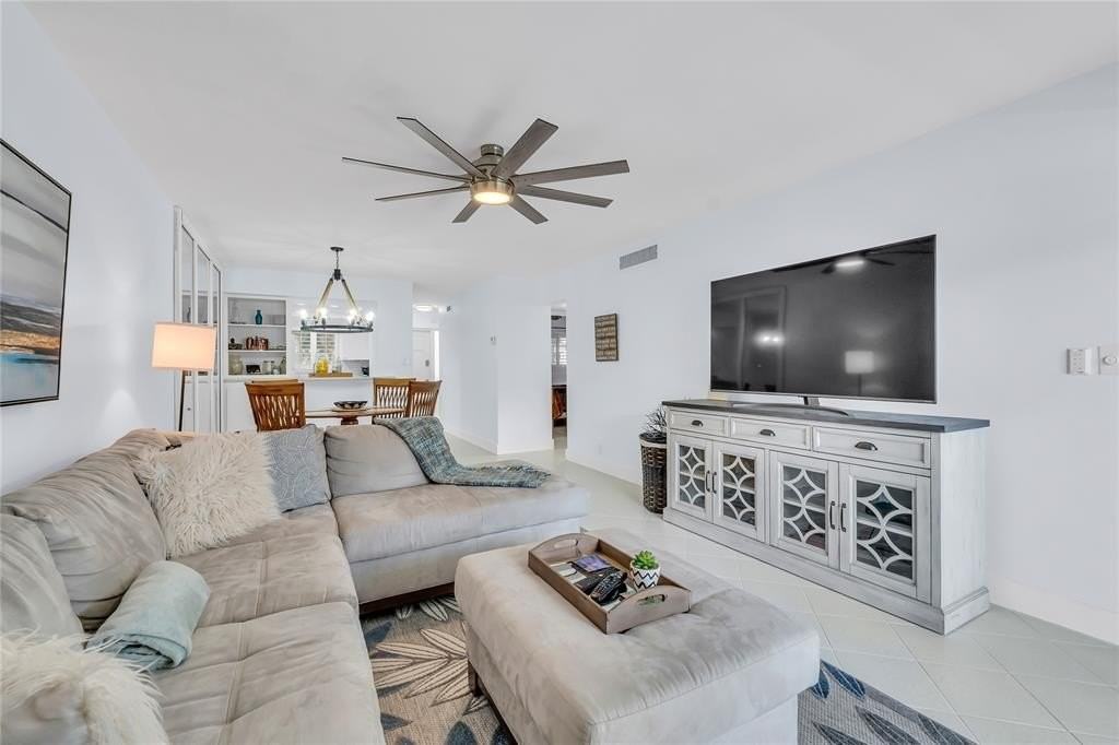 1198 Hillsboro Mile #212 - Photo 7 of 50