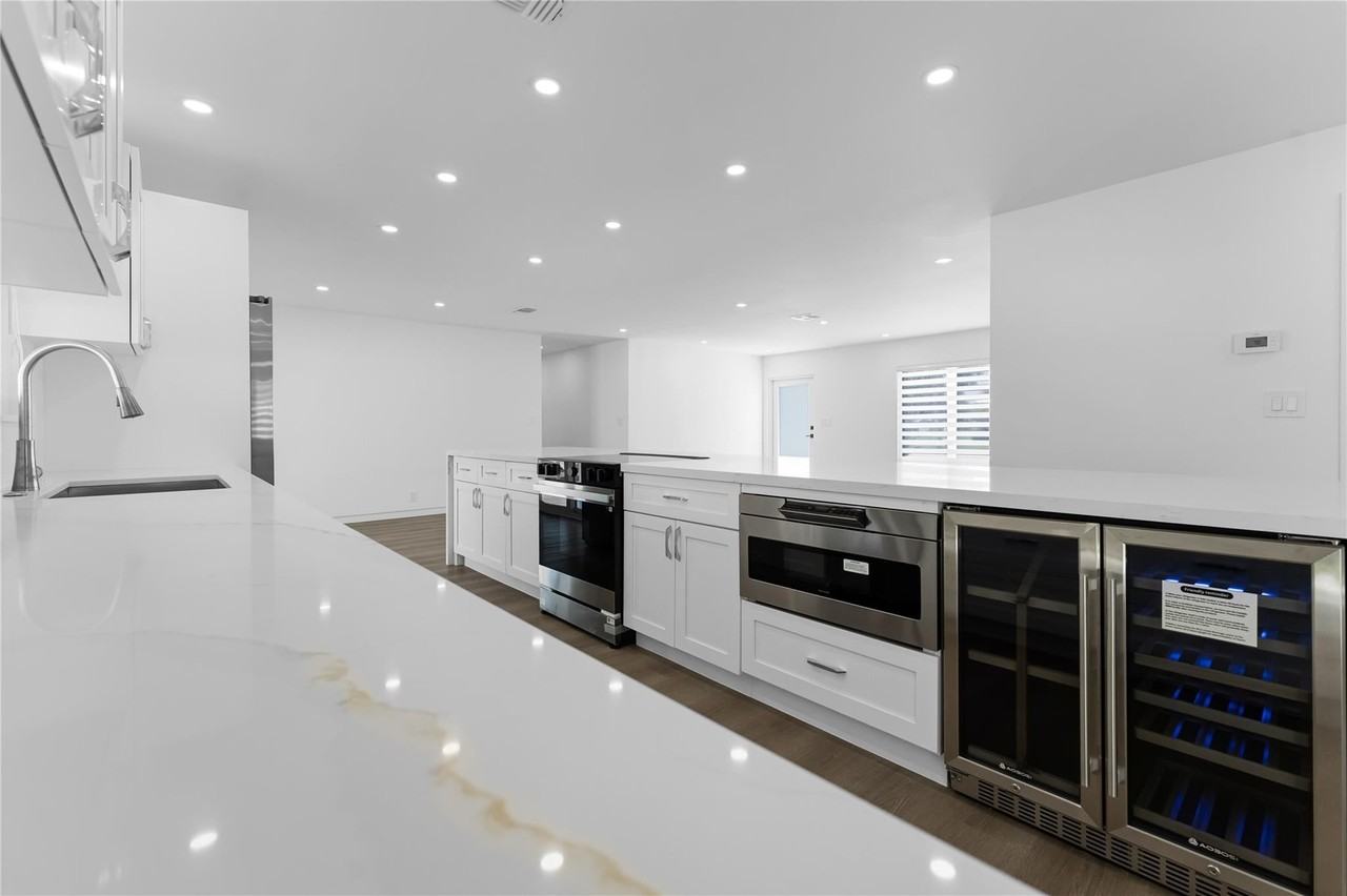 699 Northeast 70th Street - Photo 3 of 43