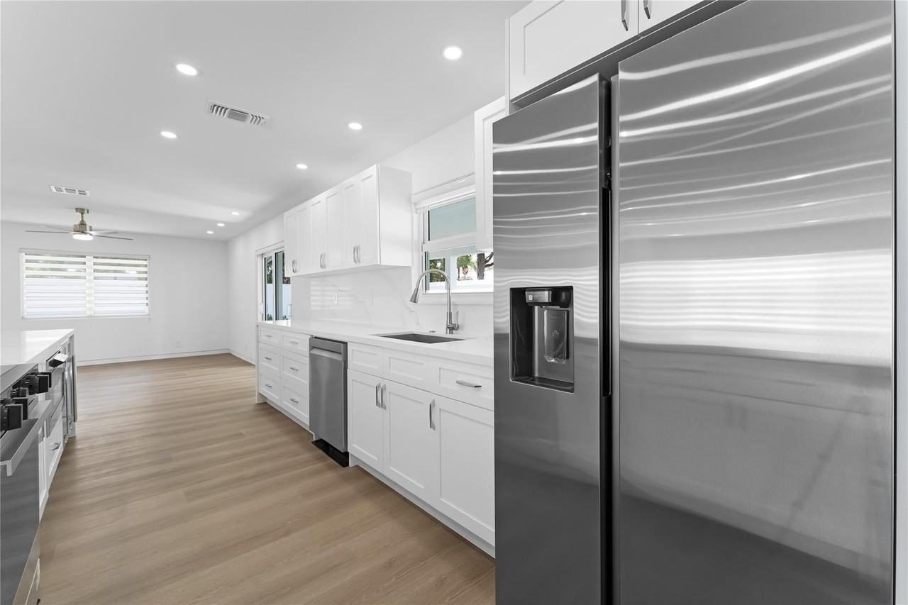 699 Northeast 70th Street - Photo 4 of 43