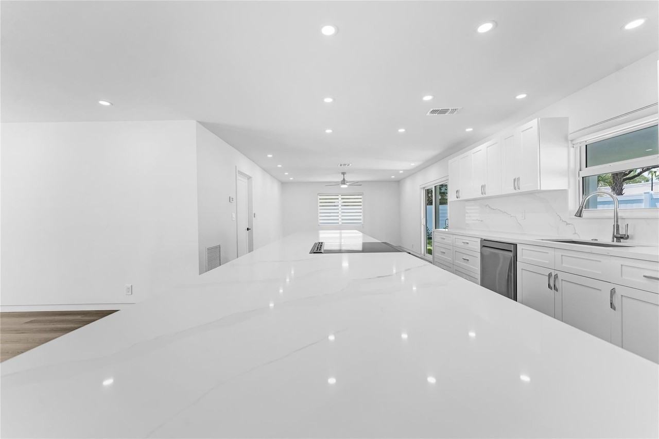 699 Northeast 70th Street - Photo 7 of 43