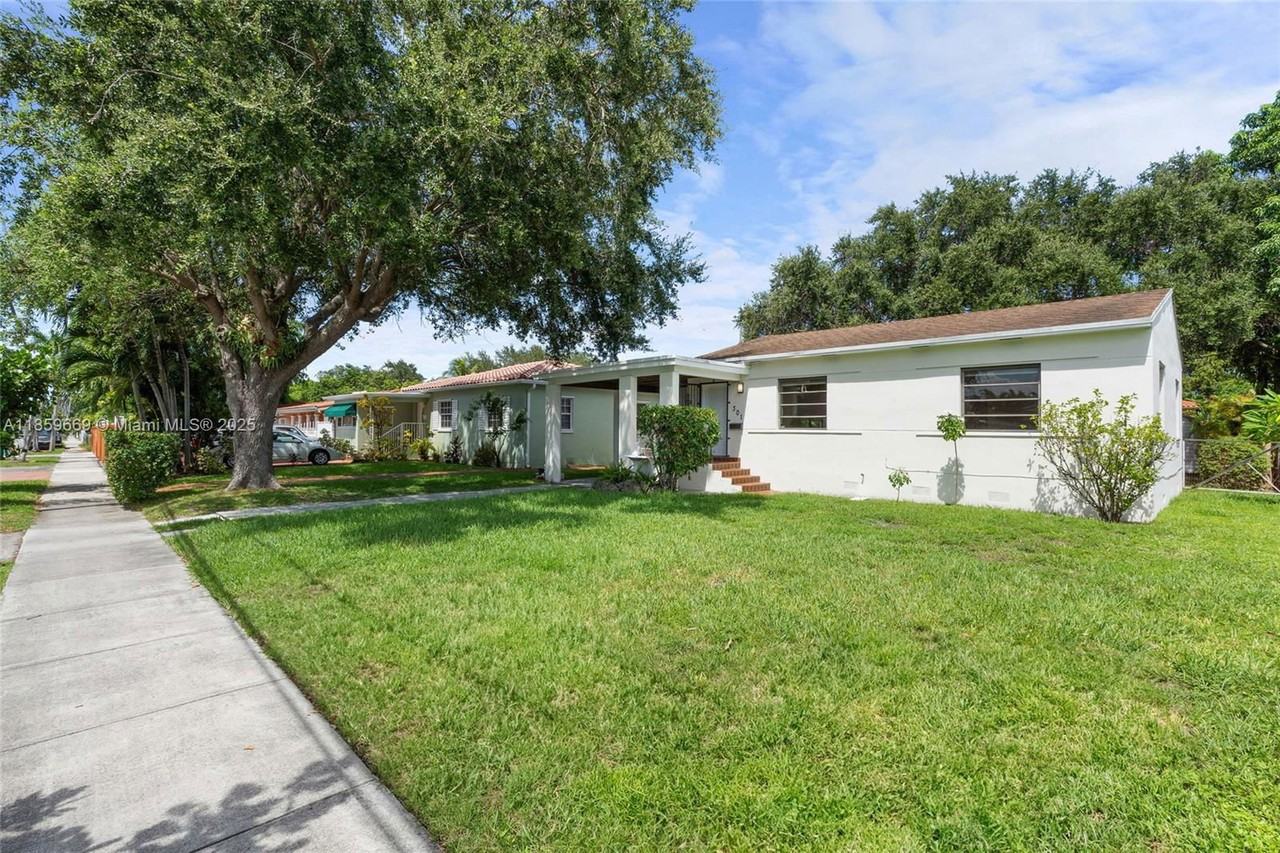 301 Sw 51st Ave - Photo 2 of 8