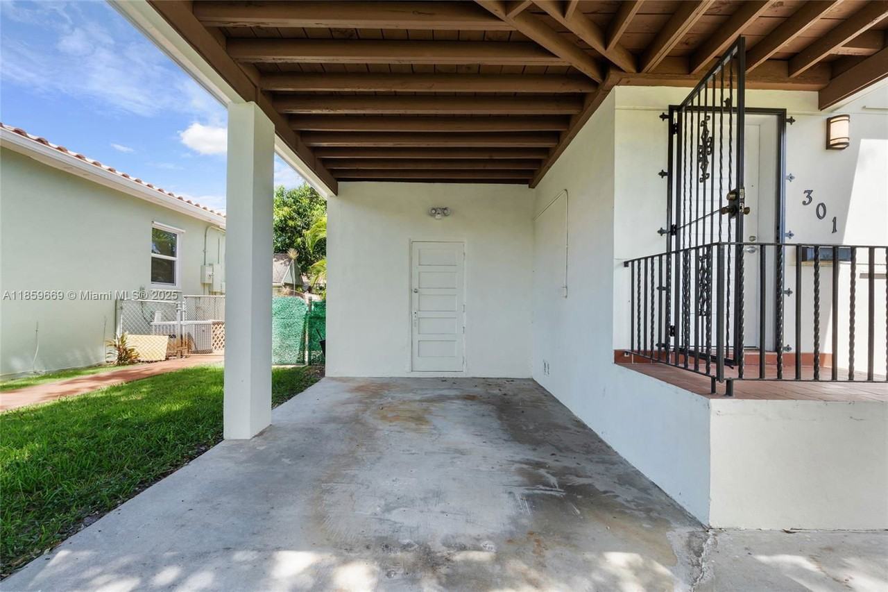 301 Sw 51st Ave - Photo 3 of 8