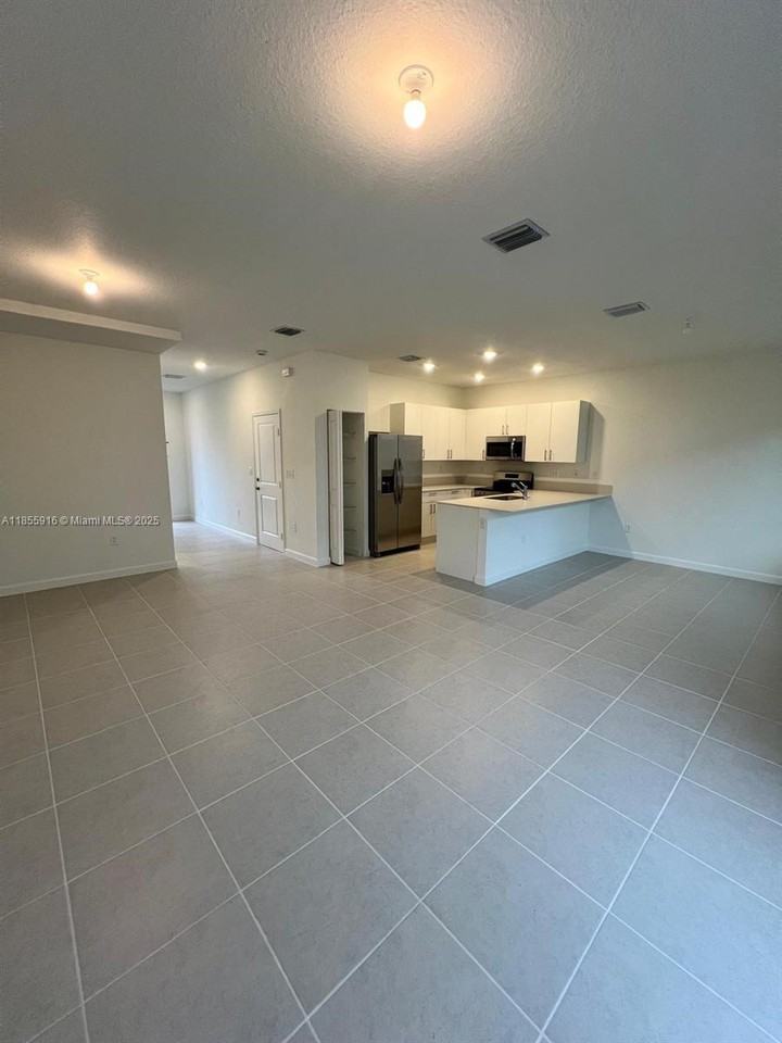 645 Se 14th Ct - Photo 2 of 8