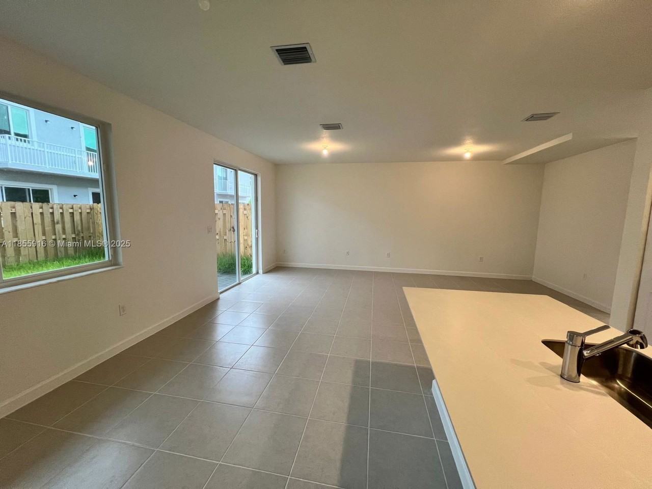 645 Se 14th Ct - Photo 5 of 8