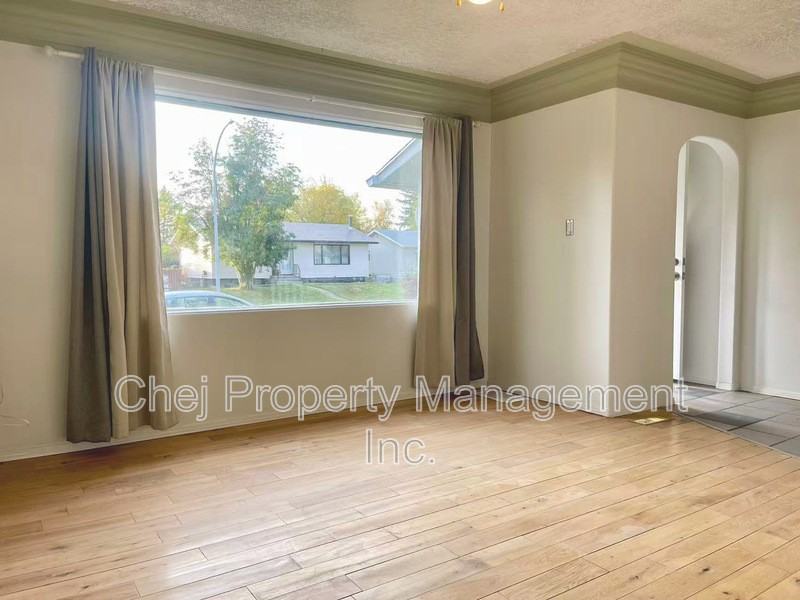9605 157 St Nw - Photo 2 of 20