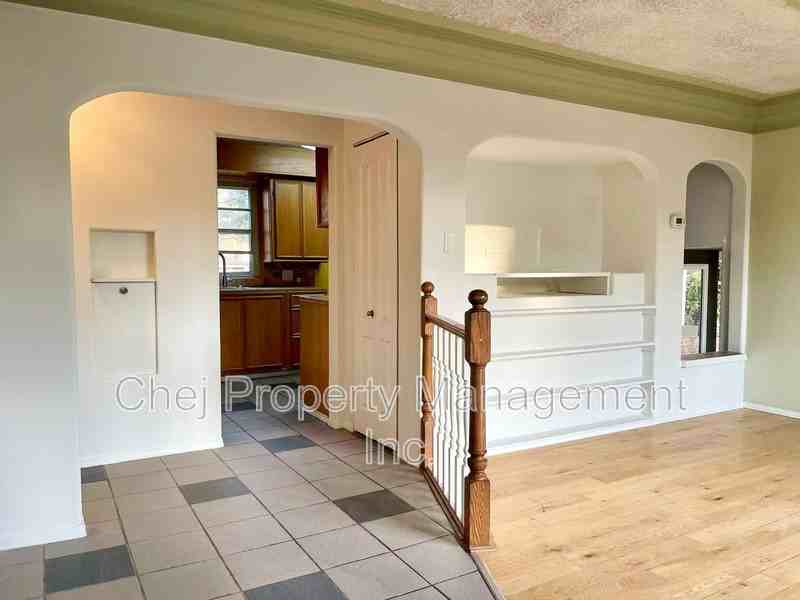 9605 157 St Nw - Photo 3 of 20