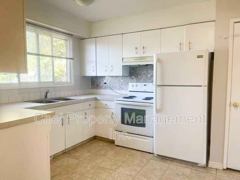 10226 154 St Nw - Photo 3 of 24