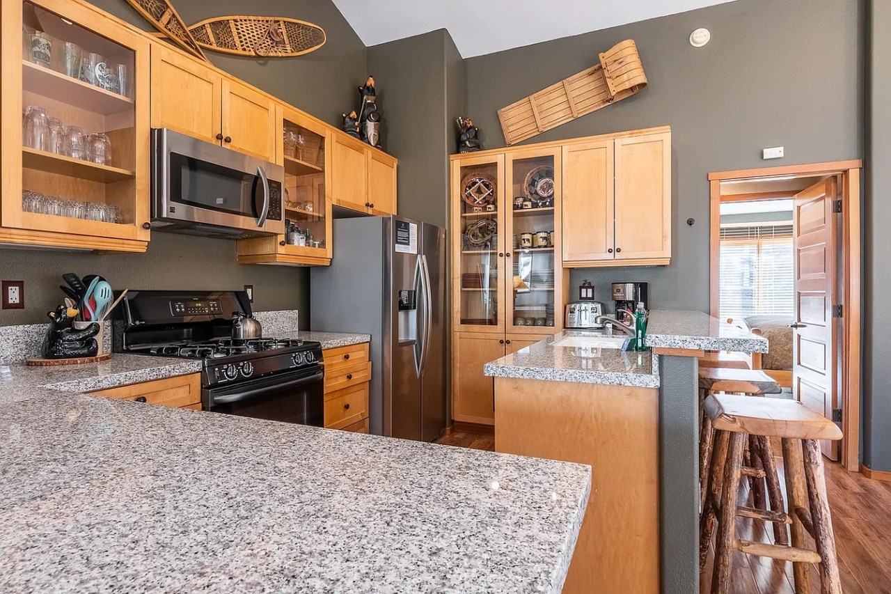 963 Fairway Cir - Photo 3 of 10