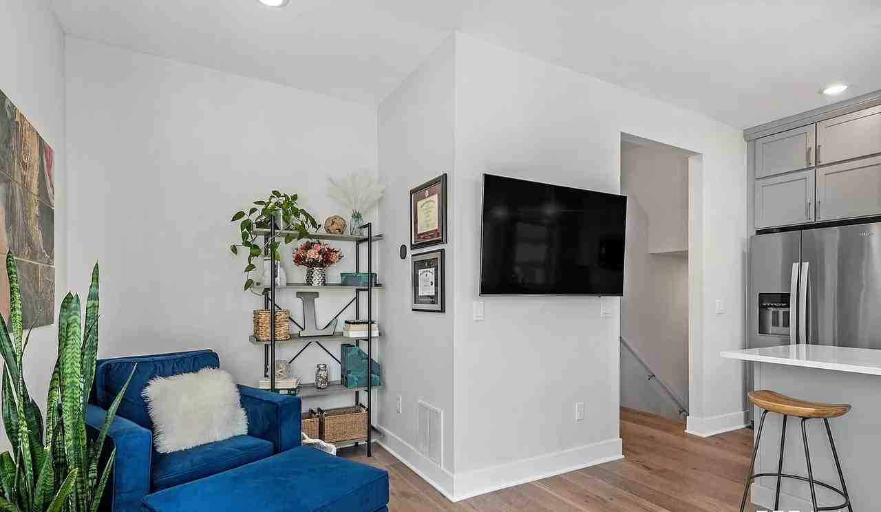 627 Fairview Ave Ne - Photo 3 of 8