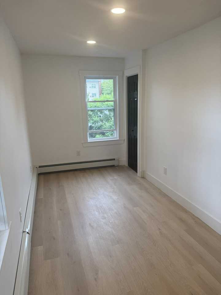 14 Lincoln St - Photo 2 of 11