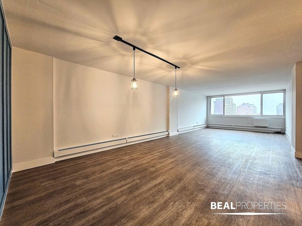 1342 N Dearborn St - Photo 2 of 9