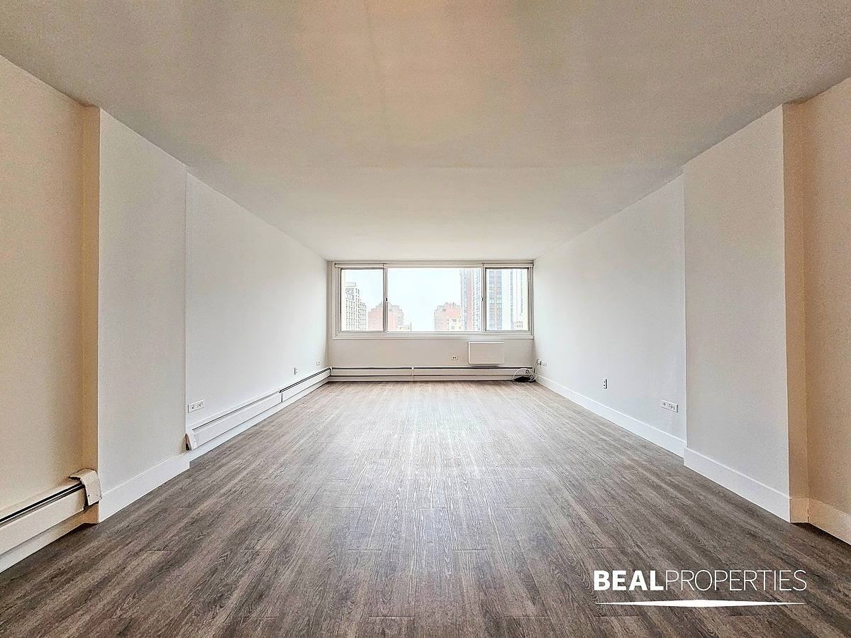 1342 N Dearborn St - Photo 7 of 9