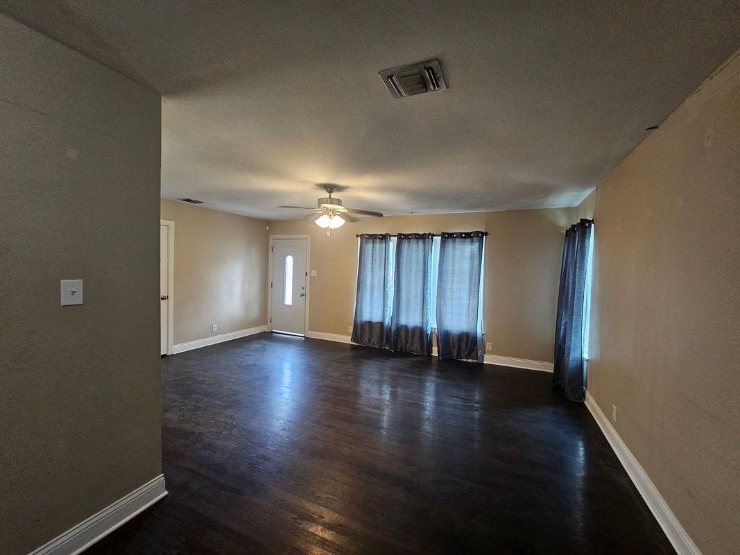311 Eland Dr - Photo 2 of 13