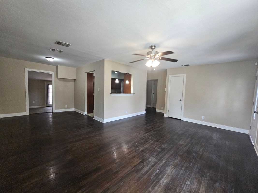 311 Eland Dr - Photo 3 of 13