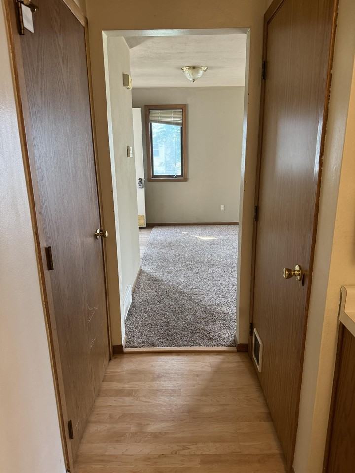 8 Continental Ct - Photo 4 of 27