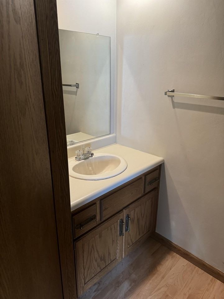 8 Continental Ct - Photo 3 of 27