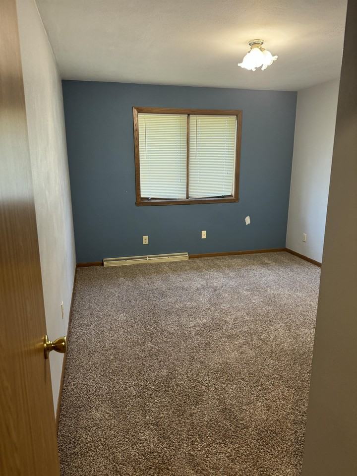 8 Continental Ct - Photo 5 of 27