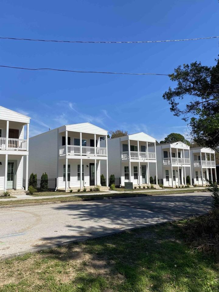 1047 S Hollywood Ave